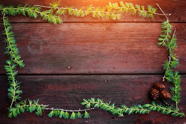 Noel ahşap arka plan. Köknar ağacı dalları ile çam kozalakları. Üstten Görünüm. Kopya alanı.