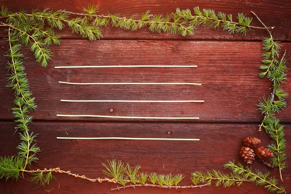 Christmas trä bakgrund. FIR tree grenar med fir kottar. Ovanifrån. Kopiera utrymme. — Stockfoto