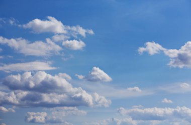 Arkaplanı bulutlu güzel mavi gökyüzü. Bulutlu bulutlar. Hava bulutlu doğa mavi.