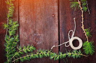 Noel ahşap arka plan. Köknar ağacı dalları ile çam kozalakları. Üstten Görünüm. Kopya alanı.