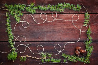 Noel ahşap arka plan. Köknar ağacı dalları ile çam kozalakları. Üstten Görünüm. Kopya alanı.