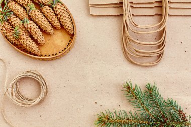 El yapımı hediyeler Noel ve onlar için ihtiyacın olan her şey. Kraft kağıt, çam dalları ve jüt kordon çanta. Üstten Görünüm, sadelik ve minimalizm kavramı