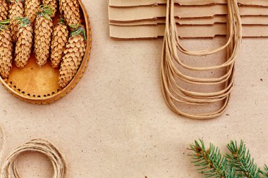 El yapımı hediyeler Noel ve onlar için ihtiyacın olan her şey. Kraft kağıt, çam dalları ve jüt kordon çanta. Üstten Görünüm, sadelik ve minimalizm kavramı