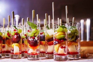 Partide bir cam bardak meyve kokteyli salata