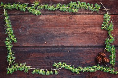 Noel ahşap arka plan. Köknar ağacı dalları ile çam kozalakları. Üstten Görünüm. Kopya alanı.