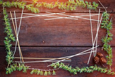 Noel ahşap arka plan. Köknar ağacı dalları ile çam kozalakları. Üstten Görünüm. Kopya alanı.