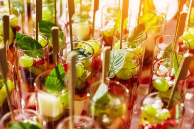 Partide bir cam bardak meyve kokteyli salata