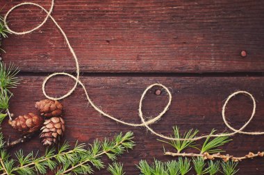 Noel ahşap arka plan. Köknar ağacı dalları ile çam kozalakları. Üstten Görünüm. Kopya alanı.