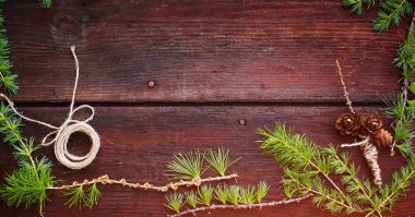 Noel ahşap arka plan. Köknar ağacı dalları ile çam kozalakları. Üstten Görünüm. Kopya alanı.