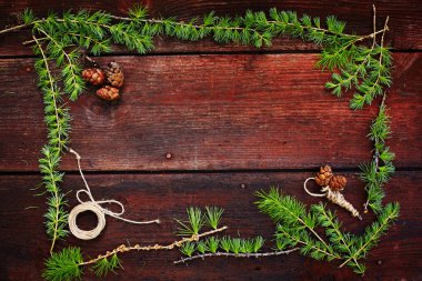 Noel ahşap arka plan. Köknar ağacı dalları ile çam kozalakları. Üstten Görünüm. Kopya alanı.