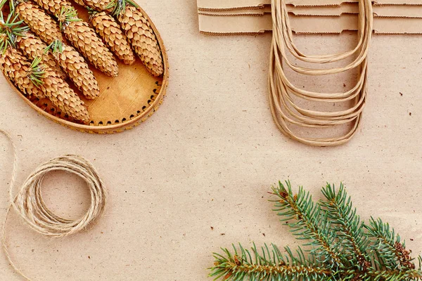 El yapımı hediyeler Noel ve onlar için ihtiyacın olan her şey. Kraft kağıt, çam dalları ve jüt kordon çanta. Üstten Görünüm, sadelik ve minimalizm kavramı