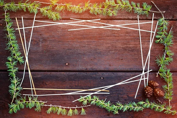 Noel ahşap arka plan. Köknar ağacı dalları ile çam kozalakları. Üstten Görünüm. Kopya alanı.