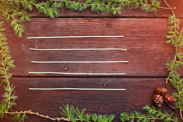 Noel ahşap arka plan. Köknar ağacı dalları ile çam kozalakları. Üstten Görünüm. Kopya alanı.