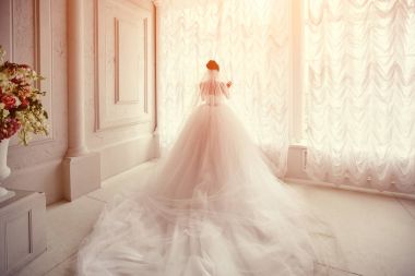 Bir elbise uzun bir tren penceresinde, Gelin standları ve 