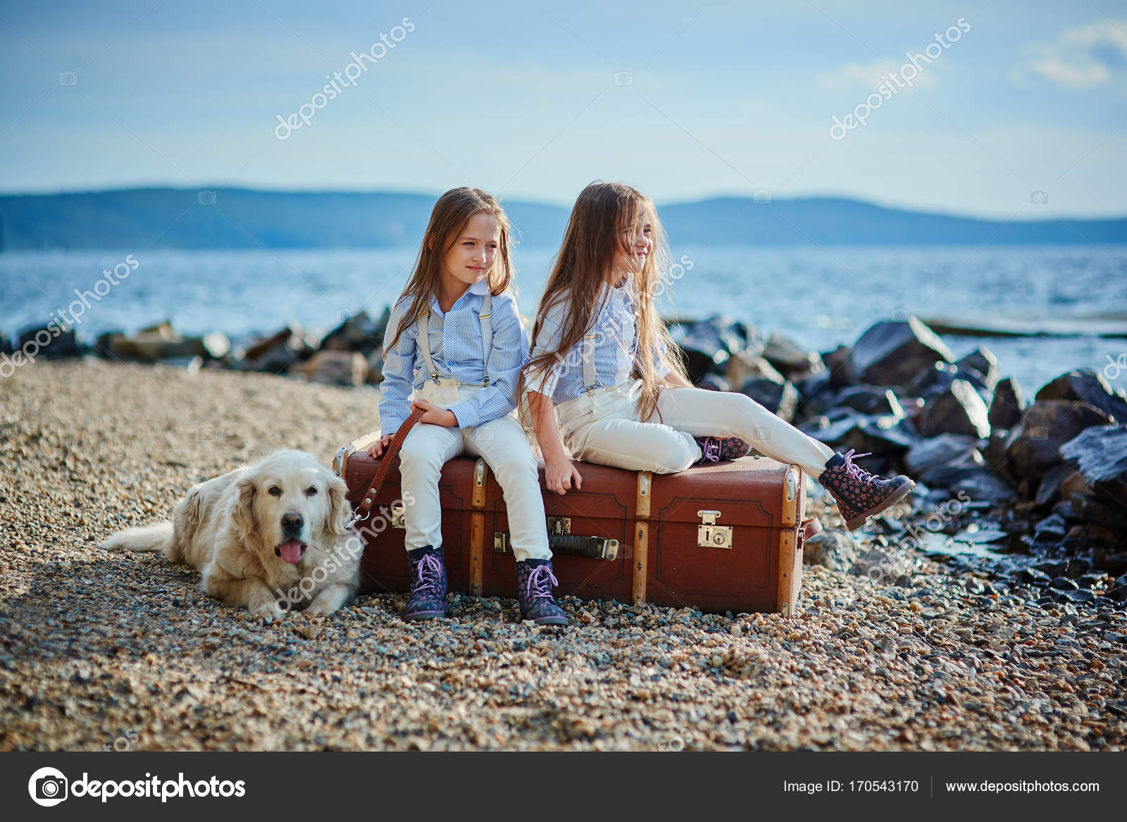 Due Sorelle Gemelle Poco Su Una Passeggiata Con Il Cane
