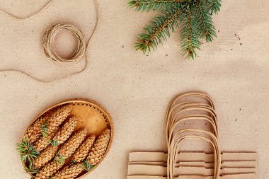 El yapımı hediyeler Noel ve onlar için ihtiyacın olan her şey. Kraft kağıt, çam dalları ve jüt kordon çanta. Üstten Görünüm, sadelik ve minimalizm kavramı