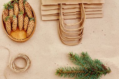 El yapımı hediyeler Noel ve onlar için ihtiyacın olan her şey. Kraft kağıt, çam dalları ve jüt kordon çanta. Üstten Görünüm, sadelik ve minimalizm kavramı