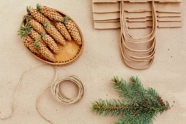 El yapımı hediyeler Noel ve onlar için ihtiyacın olan her şey. Kraft kağıt, çam dalları ve jüt kordon çanta. Üstten Görünüm, sadelik ve minimalizm kavramı