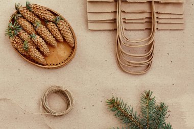 El yapımı hediyeler Noel ve onlar için ihtiyacın olan her şey. Kraft kağıt, çam dalları ve jüt kordon çanta. Üstten Görünüm, sadelik ve minimalizm kavramı