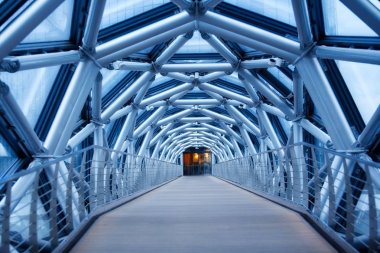 Metal borular iki bina arasında geçiş