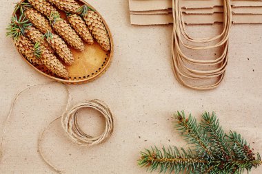 El yapımı hediyeler Noel ve onlar için ihtiyacın olan her şey. Kraft kağıt, çam dalları ve jüt kordon çanta. Üstten Görünüm, sadelik ve minimalizm kavramı