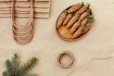 El yapımı hediyeler Noel ve onlar için ihtiyacın olan her şey. Kraft kağıt, çam dalları ve jüt kordon çanta. Üstten Görünüm, sadelik ve minimalizm kavramı