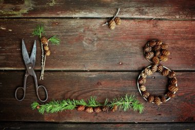 Bir sekiz şekli, antika makas ve Karaçam koni şeklinde dekoratif unsur ile eski ahşap kurullarında Noel arka plan