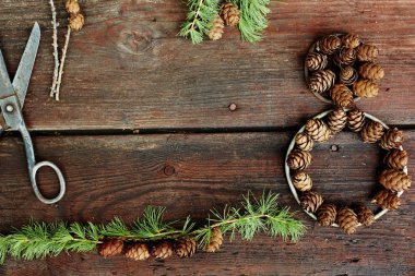 Bir sekiz şekli, antika makas ve Karaçam koni şeklinde dekoratif unsur ile eski ahşap kurullarında Noel arka plan