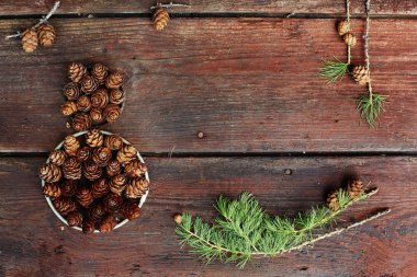 Noel arka plan ile çam kozalakları, eski kurullarında b