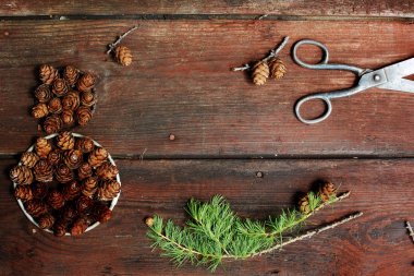 Bir sekiz şekli, antika makas ve Karaçam koni şeklinde dekoratif unsur ile eski ahşap kurullarında Noel arka plan