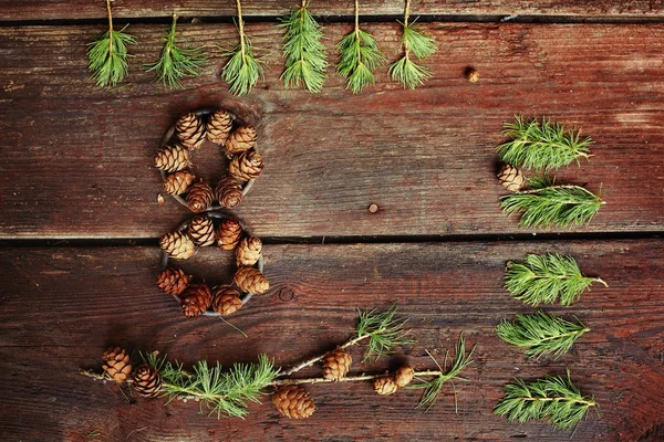 Natal fundo de Natal em tábuas antigas, com cones de pinho, b — Fotografia de Stock