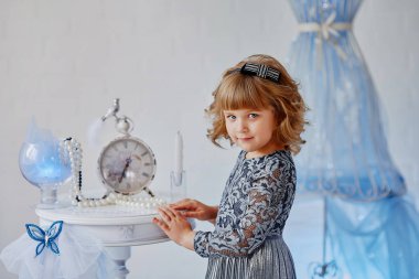 vintage tablolar bir oyuncak ile küçük bir kız gibi