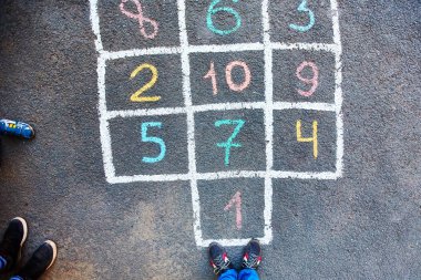 Asfalt yollarda tebeşir ile çizilmiş seksek closeup. Çocuk 