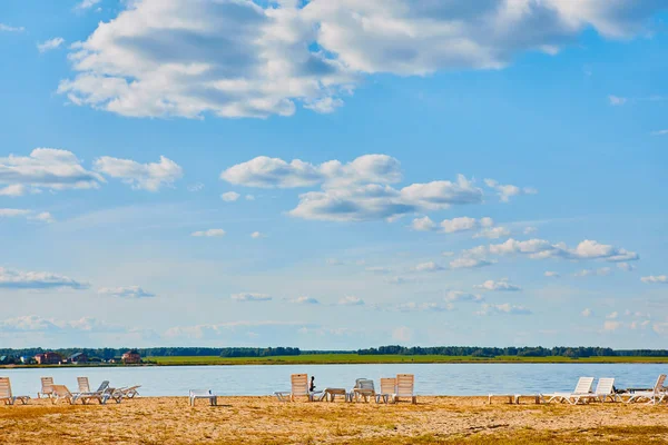 Leżaki na plaży opuszczonej rzeki. Miejsce odpoczynku w Russi — Zdjęcie stockowe