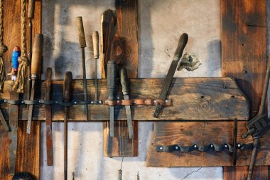 Atölye tezgah üzerinde eski araçlar