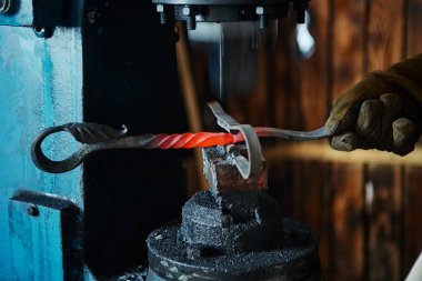Dövme basın. Ferforje dekoratif öğeler için üreticisine