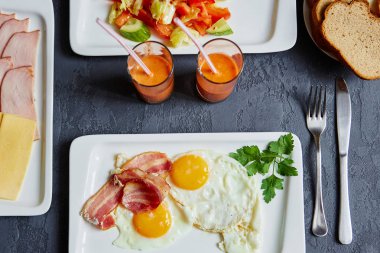 İngiliz kahvaltısı ile çırpılmış yumurta ve domuz pastırması, havuç suyu, b