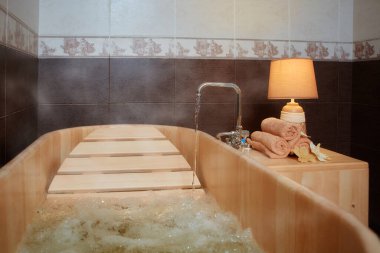 Modern çevre dostu ahşap banyo su masajı, rahatlama ve rahatlama için.