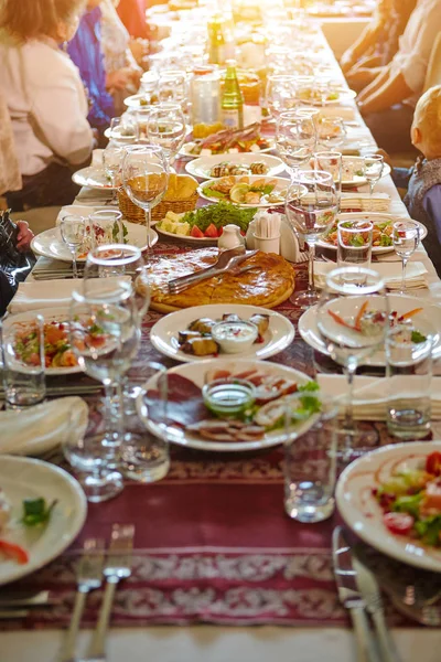 Розмита їдальня для азійської аудиторії сидить у довгому ряді столів.. — стокове фото