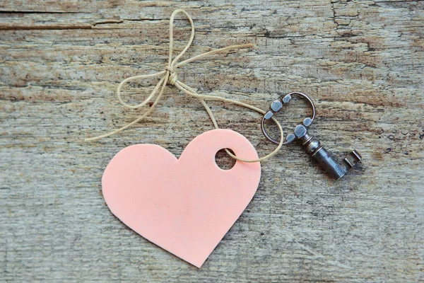 Corazón hecho a mano con llave antigua junto acostado en tablero de madera. ¡Valentine! Espacio para el texto. La vista desde arriba — Foto de Stock