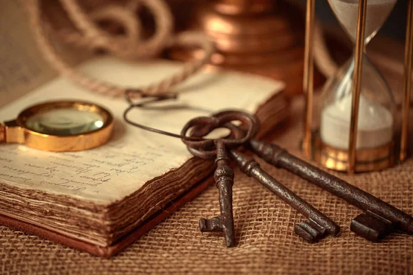 寻宝者 旅行者和发现者的老式物品 放大镜 旧手稿 地球仪 箱子钥匙 意想不到的财富 运气的概念 — 图库照片