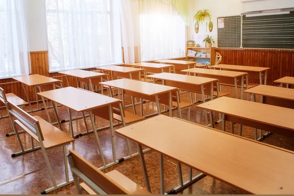 Interno di una classe vuota. Concetto di coronavirus COVID-19 quarantena nelle scuole e nelle istituzioni educative — Foto Stock