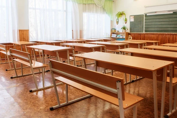 Interior de un aula escolar vacía. Concepto de coronavirus COVID-19 cuarentena en escuelas e instituciones educativas —  Fotos de Stock