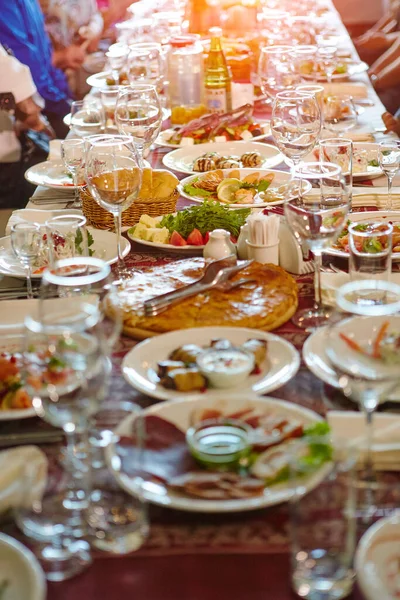 Розмита їдальня для азійської аудиторії сидить у довгому ряді столів.. — стокове фото