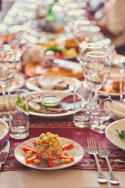 Mesa comum longa com pratos nacionais de cozinha asiática — Fotografia de Stock