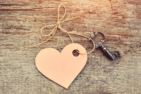 Llave vintage y corazón rosa en una cuerda con un lazo. ¡Valentine! Espacio para el texto. Primer plano, vista superior — Foto de Stock
