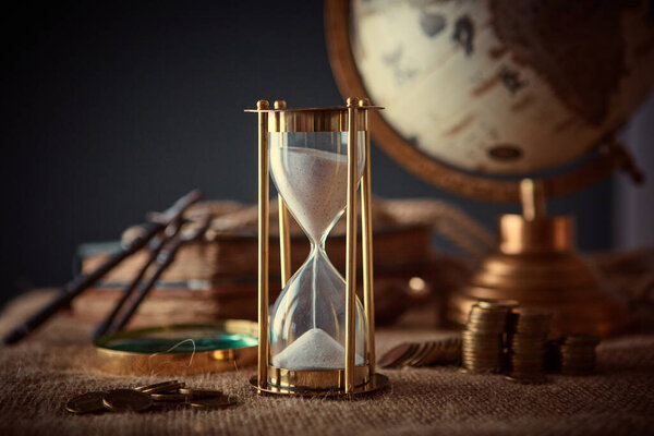 Старый земной шар, монеты, увеличительное стекло, ключи от сундуков, веревка, пиратская карта и морской журнал. Фон путешествия и морских отпечатков. Понятие охотника за сокровищами. Винтажный стиль
