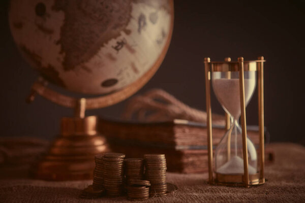 Старый земной шар, монеты, увеличительное стекло, ключи от сундуков, веревка, пиратская карта и морской журнал. Фон путешествия и морских отпечатков. Понятие охотника за сокровищами. Винтажный стиль
