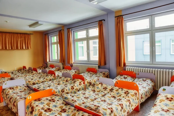 Muchas Camas Pequeñas Con Ropa Cama Fresca Interior Del Dormitorio — Foto de Stock