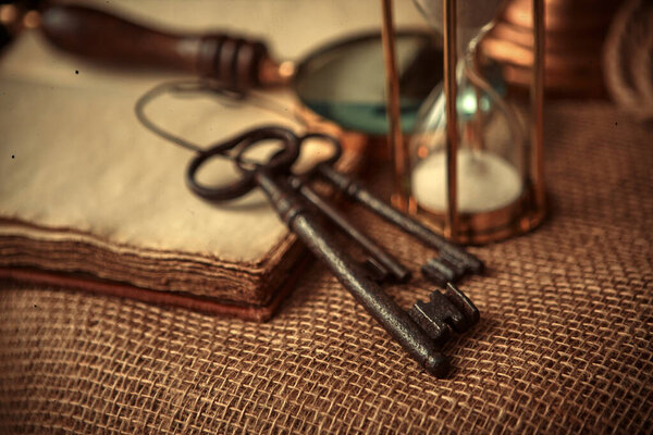 Старый земной шар, монеты, увеличительное стекло, ключи от сундуков, веревка, пиратская карта и морской журнал. Фон путешествия и морских отпечатков. Понятие охотника за сокровищами. Винтажный стиль
.